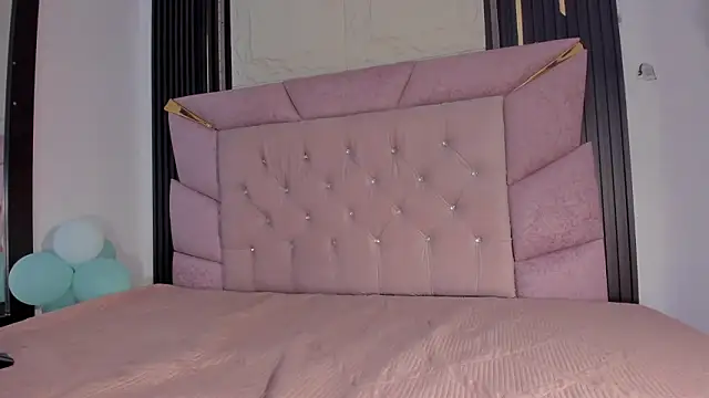 Snapshot of laurem-paulette chatting on February 14, 2026, 8:09 pm laurem-paulette online show from February 14, 2026, 8:09 pm