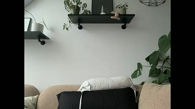 Mary Wet online show from December 17, 2025, 2:33 pm