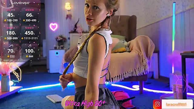 laracroftt1 online show from October 19, 2025, 8:00 pm