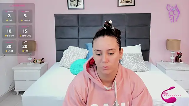 Snapshot of MadisonJenner chatting on October 9, 2025, 10:27 am MadisonJenner online show from October 9, 2025, 10:27 am