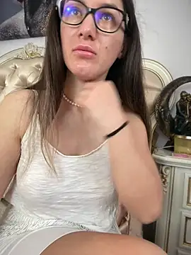 HotXMom online show from April 7, 2026, 4:03 am