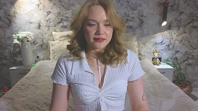 Snapshot of Aurora_Golden1 chatting on May 19, 2026, 4:14 pm Aurora Golden1 online show from May 19, 2026, 4:14 pm