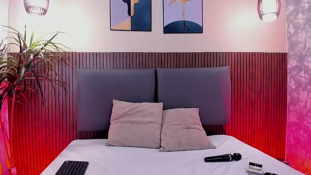 NicolleeEvanss online show from November 15, 2025, 12:31 pm