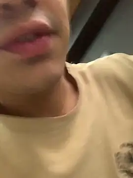 Snapshot of JovenDesobediente chatting on October 8, 2025, 9:15 pm JovenDesobediente online show from October 8, 2025, 9:15 pm
