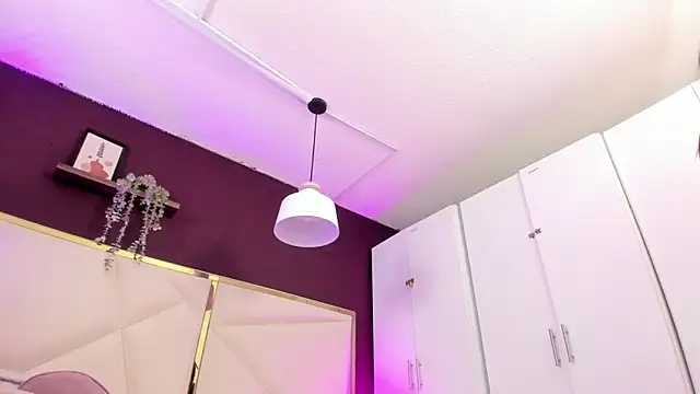 April bowie online show from November 28, 2025, 11:32 am