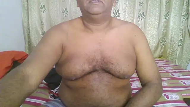 Snapshot of Beargryzzly chatting on January 5, 2025, 2:06 am Beargryzzly online show from January 5, 2025, 2:06 am