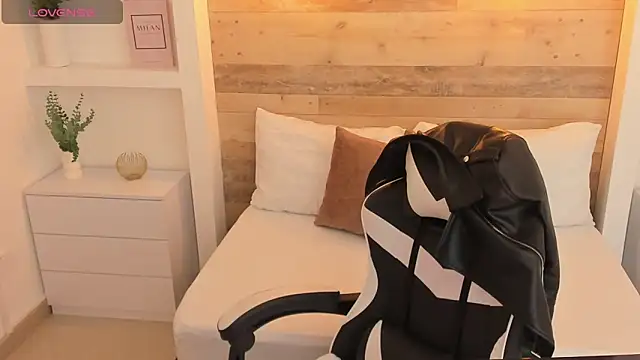 candy summer28 online show from December 2, 2025, 7:15 pm