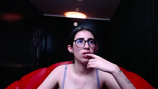 Snapshot of LenaRoses chatting on February 7, 2025, 6:34 pm LenaRoses online show from February 7, 2025, 6:34 pm