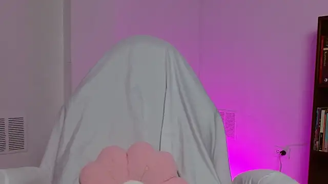 hantonella  online show from October 30, 2025, 9:01 pm