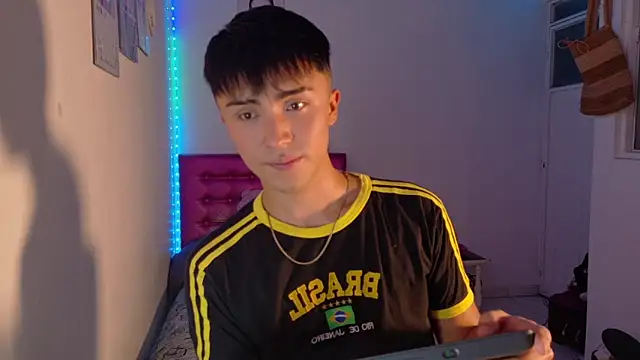 santi-fabulous online show from December 18, 2025, 3:11 am