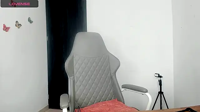 Snapshot of Nala_j8 chatting on November 4, 2025, 1:37 pm Nala j8 online show from November 4, 2025, 1:37 pm