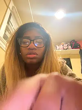 Snapshot of xDestineeXX chatting on November 5, 2025, 9:34 am xDestineeXX online show from November 5, 2025, 9:34 am