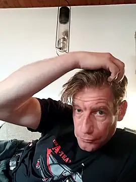 MArciQuarky online show from February 18, 2025, 3:31 pm