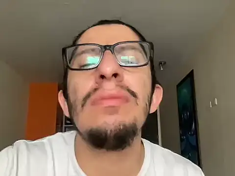 Snapshot of littlelatinhunter chatting on February 5, 2026, 12:01 pm littlelatinhunter online show from February 5, 2026, 12:01 pm