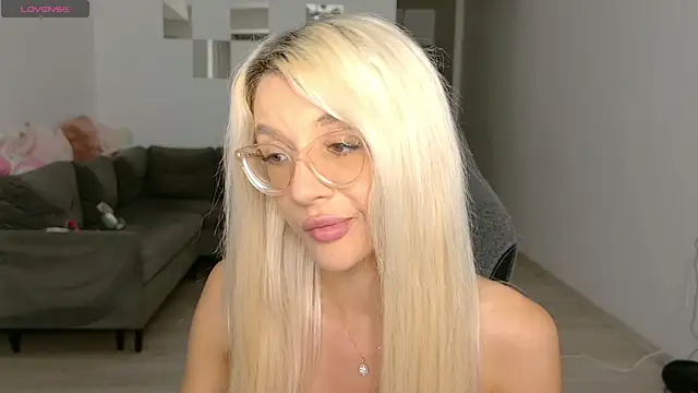 Snapshot of LovelyBianca chatting on June 8, 2026, 8:53 pm LovelyBianca online show from June 8, 2026, 8:53 pm
