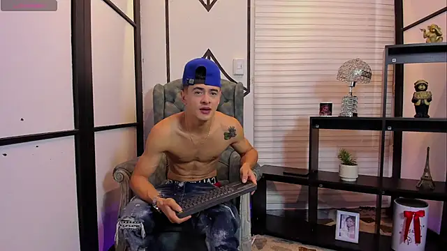 JuniorMorris  online show from October 2, 2025, 9:40 pm