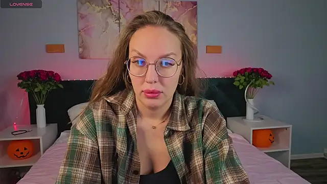 Kelly Hardy online show from November 10, 2025, 1:10 am