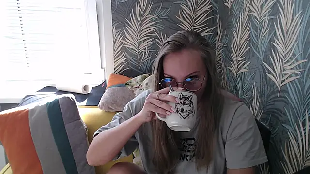 Kelly Hardy online show from September 20, 2025, 4:39 am