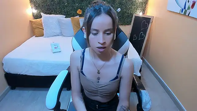 Snapshot of Violeta_Hernandez chatting on December 19, 2024, 12:23 pm Violeta Hernandez online show from December 19, 2024, 12:23 pm