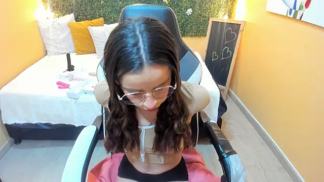 Snapshot of Violeta_Hernandez chatting on December 18, 2024, 3:55 pm Violeta Hernandez online show from December 18, 2024, 3:55 pm