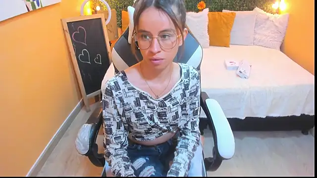 Snapshot of Violeta_Hernandez chatting on December 10, 2024, 12:38 pm Violeta Hernandez online show from December 10, 2024, 12:38 pm