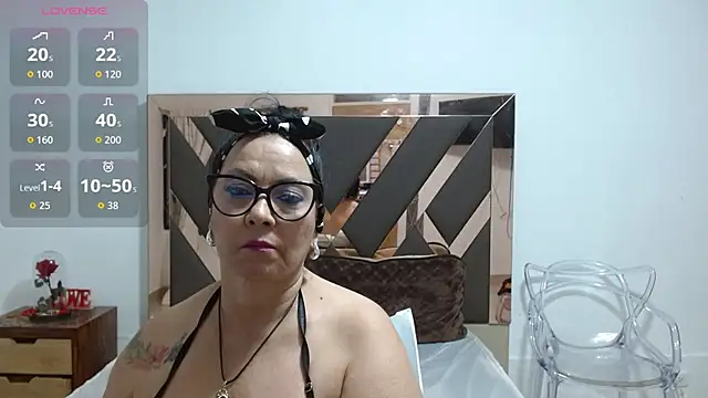 lindaesmeralda online show from May 27, 2026, 10:55 am