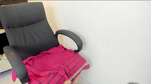 sofia 44 online show from February 9, 2026, 1:31 pm