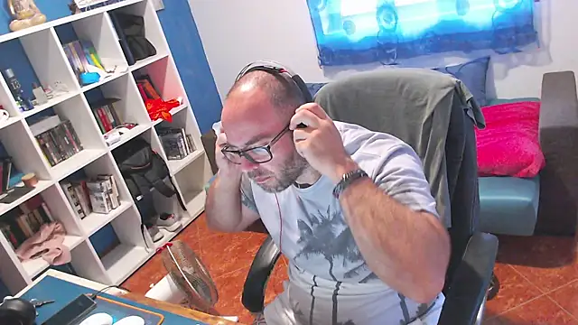 ravingr4d4 online show from June 3, 2026, 8:04 am