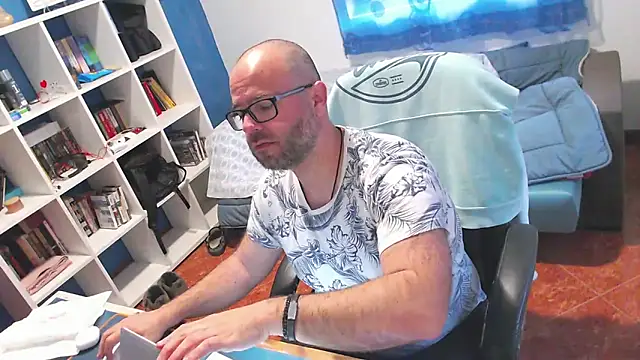 ravingr4d4 online show from April 15, 2026, 8:09 am