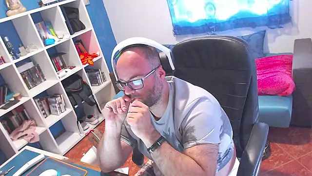ravingr4d4 online show from June 3, 2026, 2:33 pm