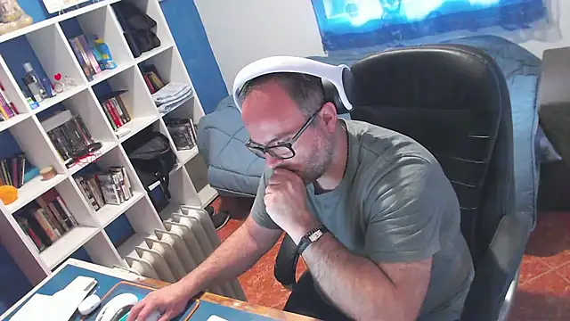 ravingr4d4 online show from April 7, 2026, 9:55 am