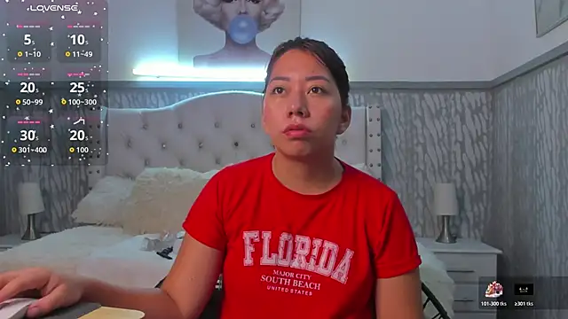 sexylaurita online show from April 8, 2026, 11:33 am