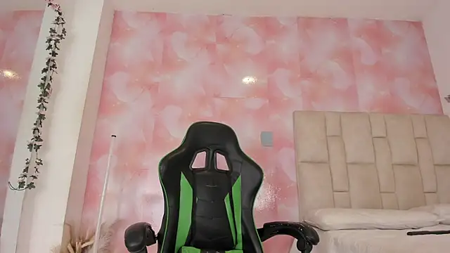 emily lean  online show from April 8, 2026, 11:06 pm