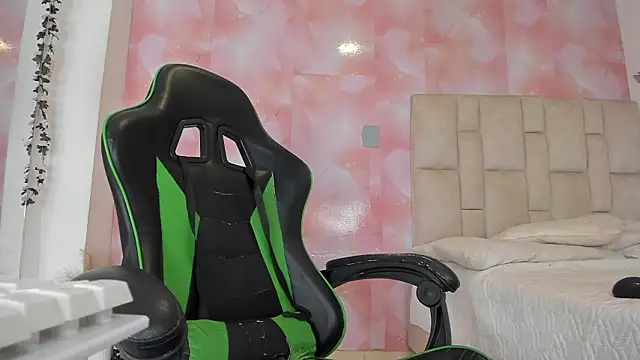 Snapshot of emily_lean_ chatting on February 3, 2026, 10:15 pm emily lean online show from February 3, 2026, 10:15 pm