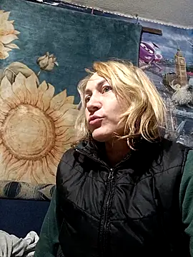 wLESLYMOSw online show from November 23, 2025, 6:51 pm