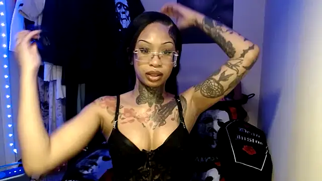 TrinityTeighlor online show from November 30, 2025, 6:52 pm