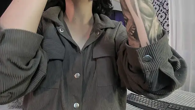 Adeelinee online show from November 18, 2025, 7:39 pm