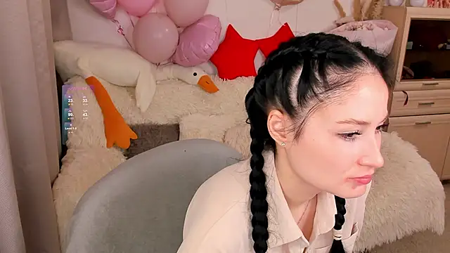 LisaMooore online show from February 5, 2026, 7:32 pm