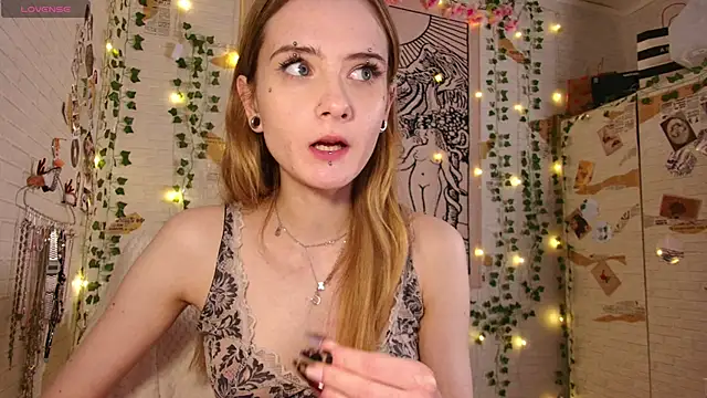 Snapshot of summerhazeee chatting on February 7, 2026, 7:11 pm summerhazeee online show from February 7, 2026, 7:11 pm