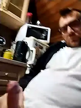 tomee83 online show from December 4, 2025, 6:12 am