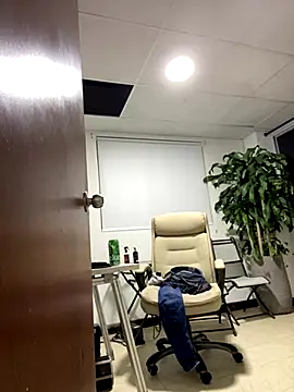 Snapshot of DanielGomez9 chatting on October 30, 2025, 1:04 am DanielGomez9 online show from October 30, 2025, 1:04 am