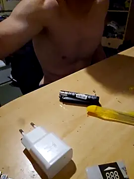 Snapshot of v4Tomasgrau9 chatting on April 9, 2026, 10:27 pm v4Tomasgrau9 online show from April 9, 2026, 10:27 pm