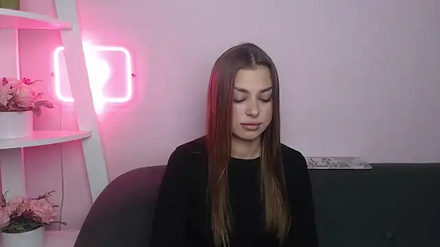 MilanaAngelAs online show from November 21, 2025, 1:43 pm