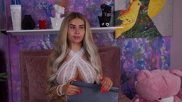 EvaZane online show from September 18, 2025, 5:27 pm