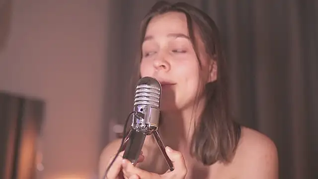 Addelin Moon online show from March 7, 2025, 4:11 pm