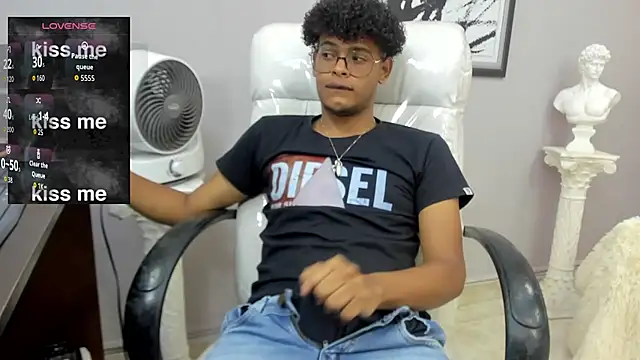 Snapshot of boylittle19cm chatting on November 13, 2025, 12:31 pm boylittle19cm online show from November 13, 2025, 12:31 pm