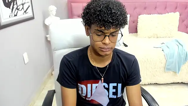 Snapshot of boylittle19cm chatting on November 21, 2025, 12:26 pm boylittle19cm online show from November 21, 2025, 12:26 pm