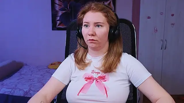 D0nna  online show from September 18, 2025, 10:51 am