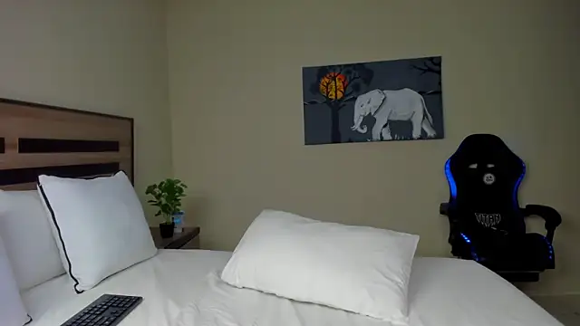 Renee-18 online show from November 5, 2025, 12:36 am