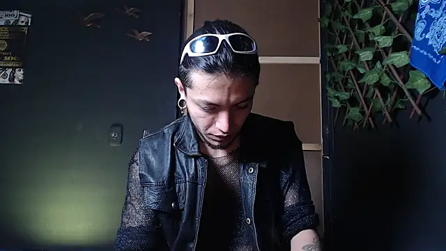 Dicaprioo  online show from November 5, 2025, 2:47 am